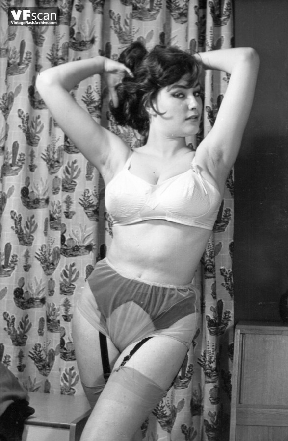 587px x 900px - 1950s and 60s solos Dig the hair nylons and full panties!