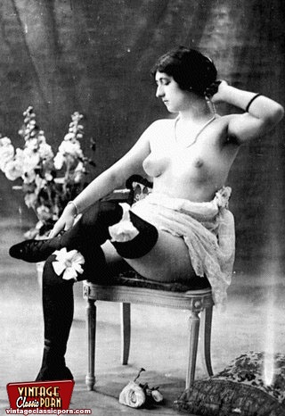 French vintage ladies showing their 1920s bodies