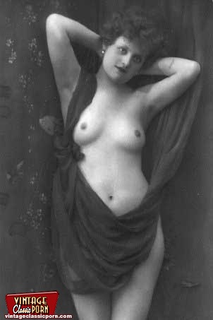302px x 453px - French vintage ladies showing their 1920s bodies